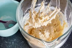 Trockenen und flüssigen Zutaten kurz verrühren.