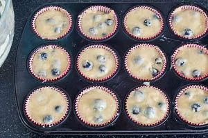 Teig in die Muffinförmchen füllen.