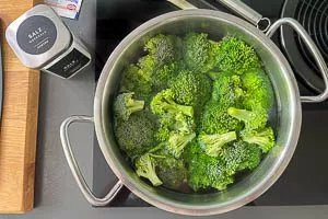Brokkoli in den Topf geben und kochen