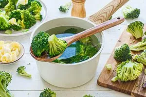 Bissfest gekochten Brokkoli servieren