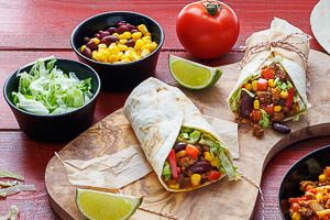 Rolle die Weizentortillas ein und verschließe sie mit etwas Küchengarn. Fertig sind deine selbstgemachten Burritos!