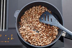 Brate das Hackfleisch in einer Pfanne mit Olivenöl an.