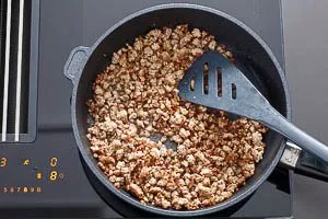 Brate das Hackfleisch in einer Pfanne mit Olivenöl an.