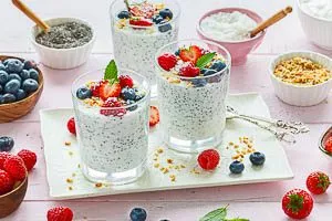 Chia Pudding mit frischen Beeren, Obst oder Fruchtpüree servieren