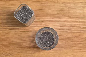 Chiasamen in ein Glas füllen