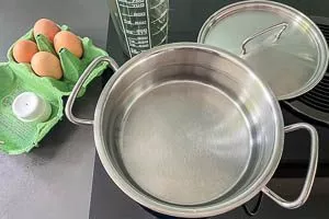 Topf mit kochendem Wasser vorbereiten.