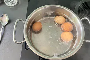 Eier ins Wasser geben.