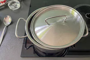 Die Eier mit leicht geöffnetem Deckel in der gewünschten Dauer kochen.