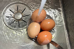 Eier abschrecken.