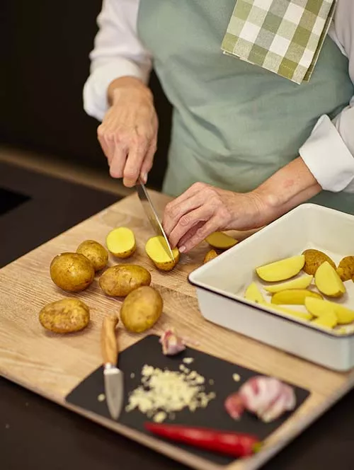 Emmi schneidet Kartoffeln