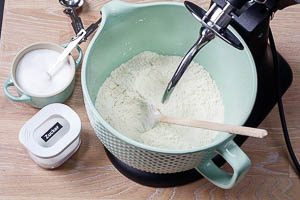 Mehl, Salz und Zucker vermengen
