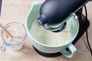 Nasse und trockene Zutaten vermengen