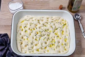Teig mit Olivenöl beträufeln und würzen