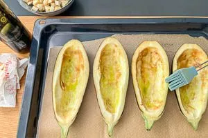Auberginenhälften mit Olivenöl bestreichen