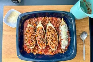 Auberginenhälften befüllen und in den Ofen schieben