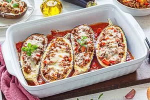 Gefüllte Auberginen warm servieren