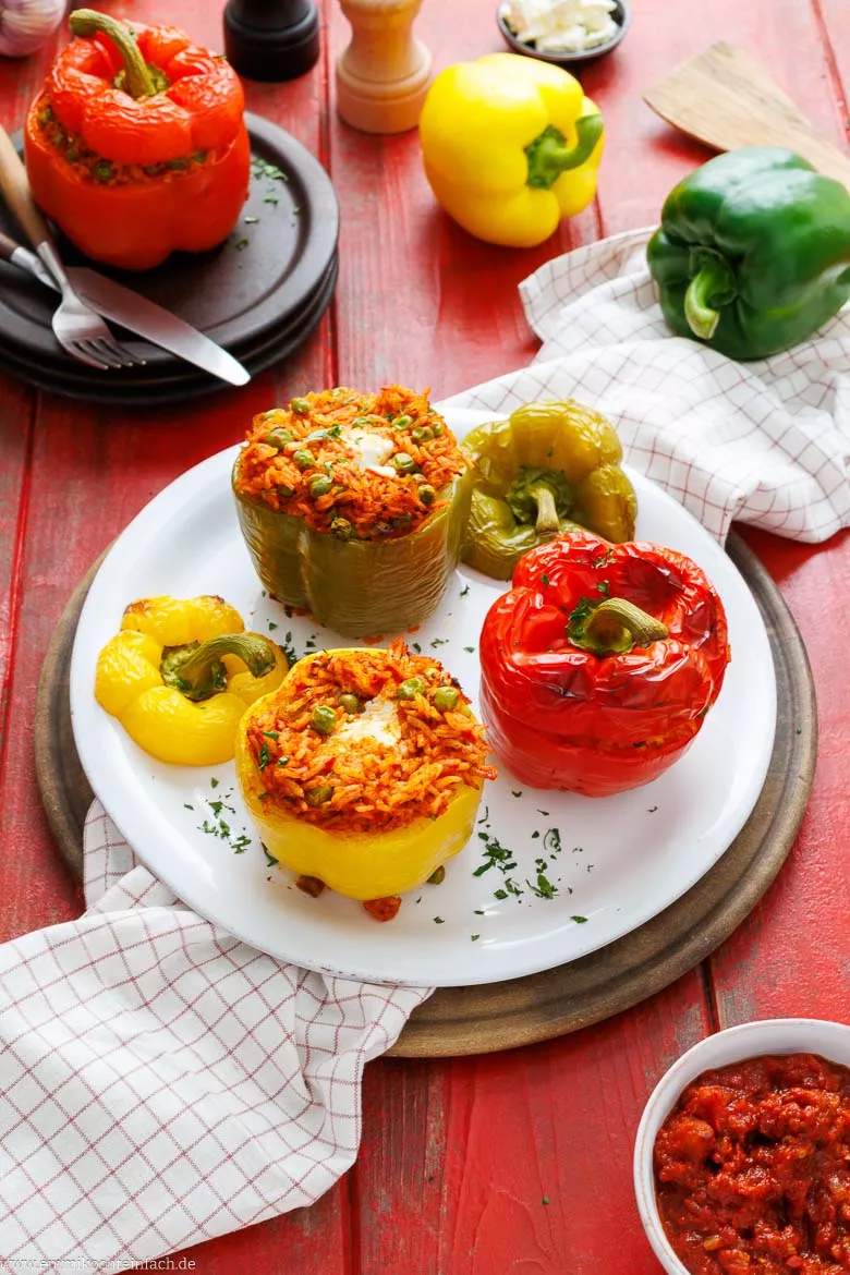 Vegetarische Paprikaschoten mit Reis und Feta aus dem Ofen