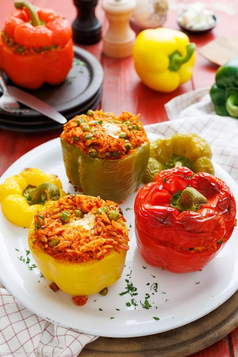 Vegetarisch gefüllte Paprikaschoten mit würzigem Reis und cremigem Feta