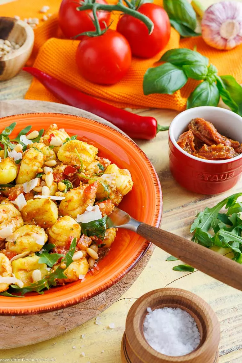 Knusprige Kartoffelklößchen mit mediterranem Dressing und frischem Gemüse