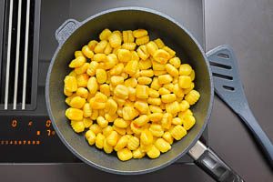 Brate die Gnocchi in einer Pfanne etwa fünf Minuten lang an.