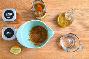 Rühre das Dressing aus Leitungswasser und Öl von den getrockneten Tomaten an. Ergänze anschließend Zitronensaft, Salz und Cayennepfeffer.