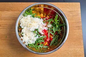 Vermische das Dressing mit den Gnocchi und den Pinienkernen. Anschließend verteilst du die Tomaten, den Rucola und den Parmesan oben drauf und vermengst alles erst vor dem servieren.