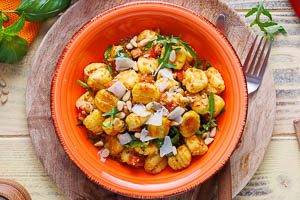 Fertig ist der Gnocchi-Salat!
