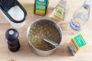 Sud für den Krautsalat herstellen.