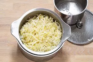 Sud vom Krautsalat entfernen