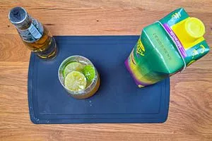 Mit Ginger Ale und Maracujanektar aufgießen.