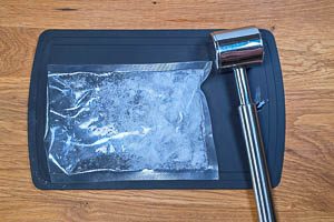 Eiswürfel crushen.