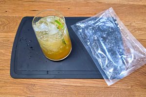 Crushed Ice in den Cocktail geben.
