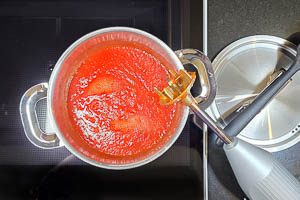 Ketchup-Zutaten im Topf pürieren