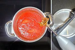 Ketchup-Zutaten im Topf pürieren