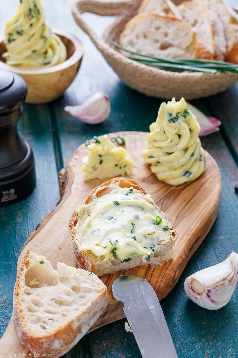 Frischer Knoblauchaufstrich aus Butter und Knoblauch