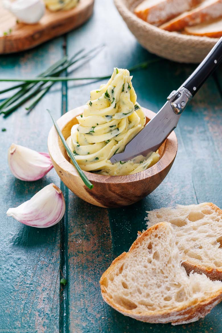 Butter mit Knoblauch und Schnittlauch im Sch&auml;lchen serviert