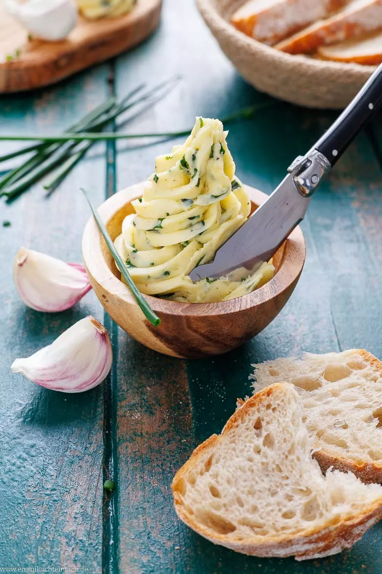 Butter mit Knoblauch und Schnittlauch im Schälchen serviert