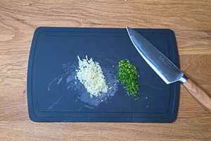 Knoblauch und Schnittlauch schneiden