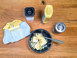 Schnittlauch, Knoblauch und Gewürze mit der Butter vermengen