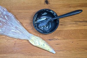Knoblauchbutter in einen Spritzbeutel füllen