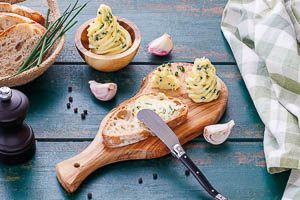 Knoblauchbutter servieren