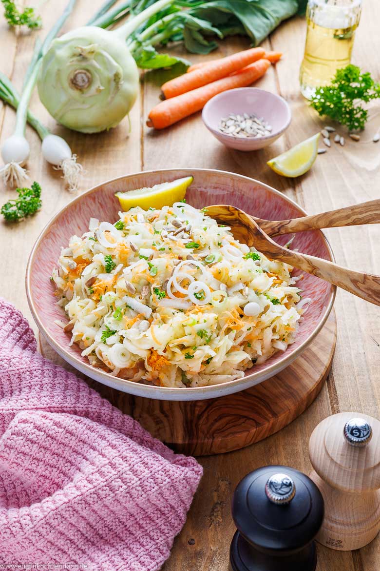 Knackiger Salat mit Kohlrabi, M&ouml;hren und Sonnenblumenkernen