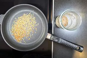 Sonnenblumenkerne in der Pfanne ohne Öl anrösten.