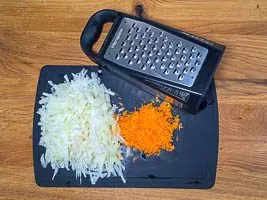 Geschälte Möhren und Kohlrabi fein reiben.