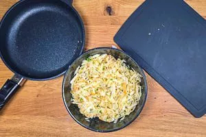 Das Gemüse, die Sonnenblumenkerne und die Petersilie vermischen und den Kohlrabisalat abschmecken.