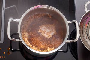 Trockene Linsen in einem Topf kochen