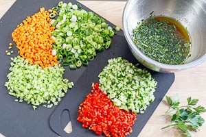 Frisches Gemüse kleinschneiden