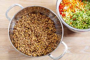 Gegarte Linsen mit kaltem Wasser abschrecken