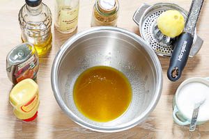 Dressing-Zutaten für den Linsensalat in einer Schüssel verrühren