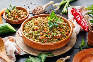 Linsensalat servieren